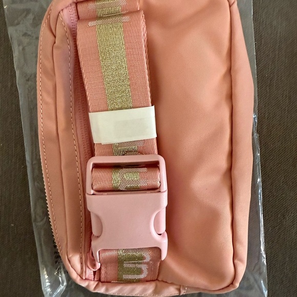 NWT Lululemon Deko Pink and Gold Everywhere Belt Bag - Picture 2 of 3